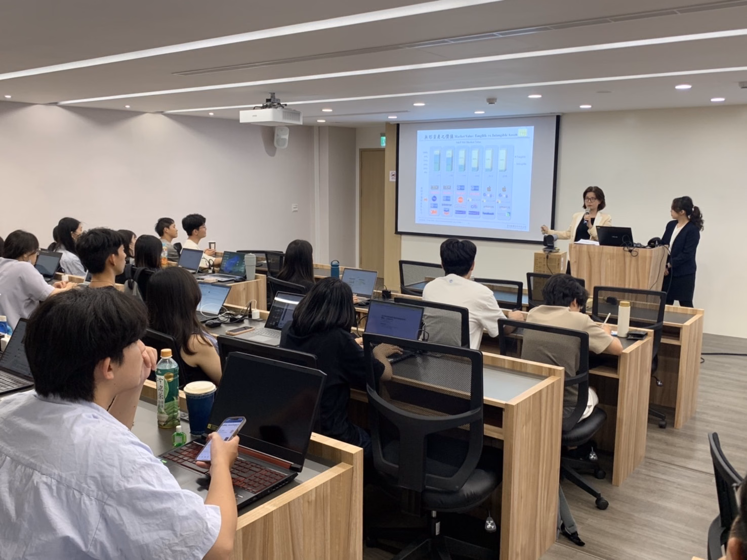 20240507二陳淑珍副總經理與王儷蓉經理受邀至國立政治大學科技管理與智慧財產研究所分享無形資產鑑價實務02